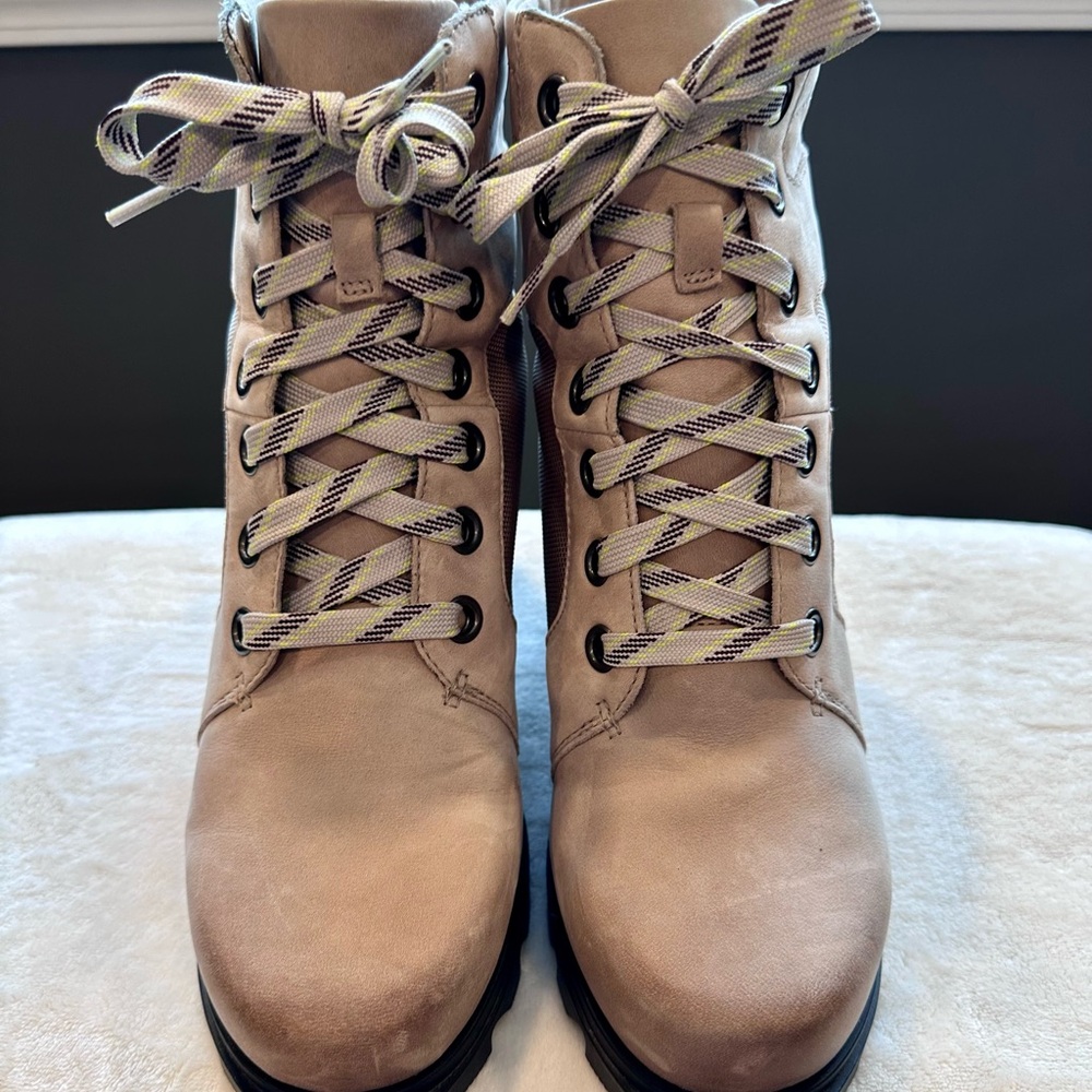 Sorel Women's Beige Lace-Up Boots